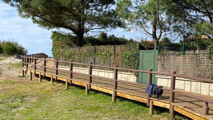 FINALIZA LA RENOVACIÓN DE 300 METROS LINEALES DEL VALLADO DE PROTECCIÓN DUNAR DE LA PLAYA DE AREAS