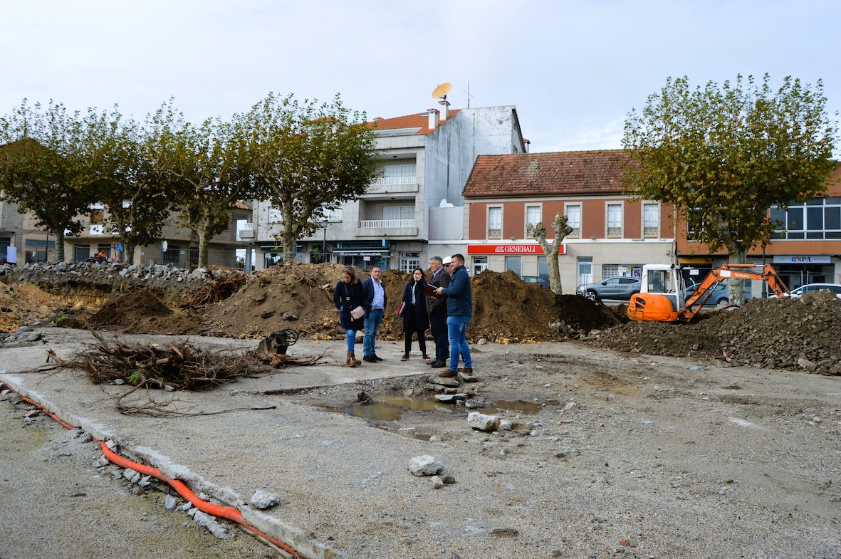 LA HUMANIZACIÓN DE LA PRAZA PÚBLICA DE VILALONGA SE PREVÉ QUE ESTÉ FINALIZADA EL PRÓXIMO MES DE MARZO  