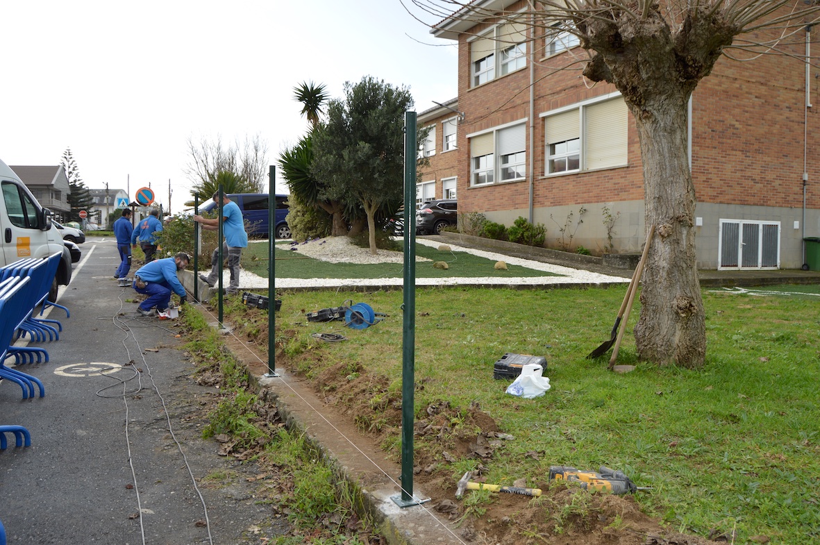 EL CONCELLO COMIENZA LA RENOVACIÓN DEL CIERRE PERIMETRAL DEL COLEGIO DE O TELLEIRO