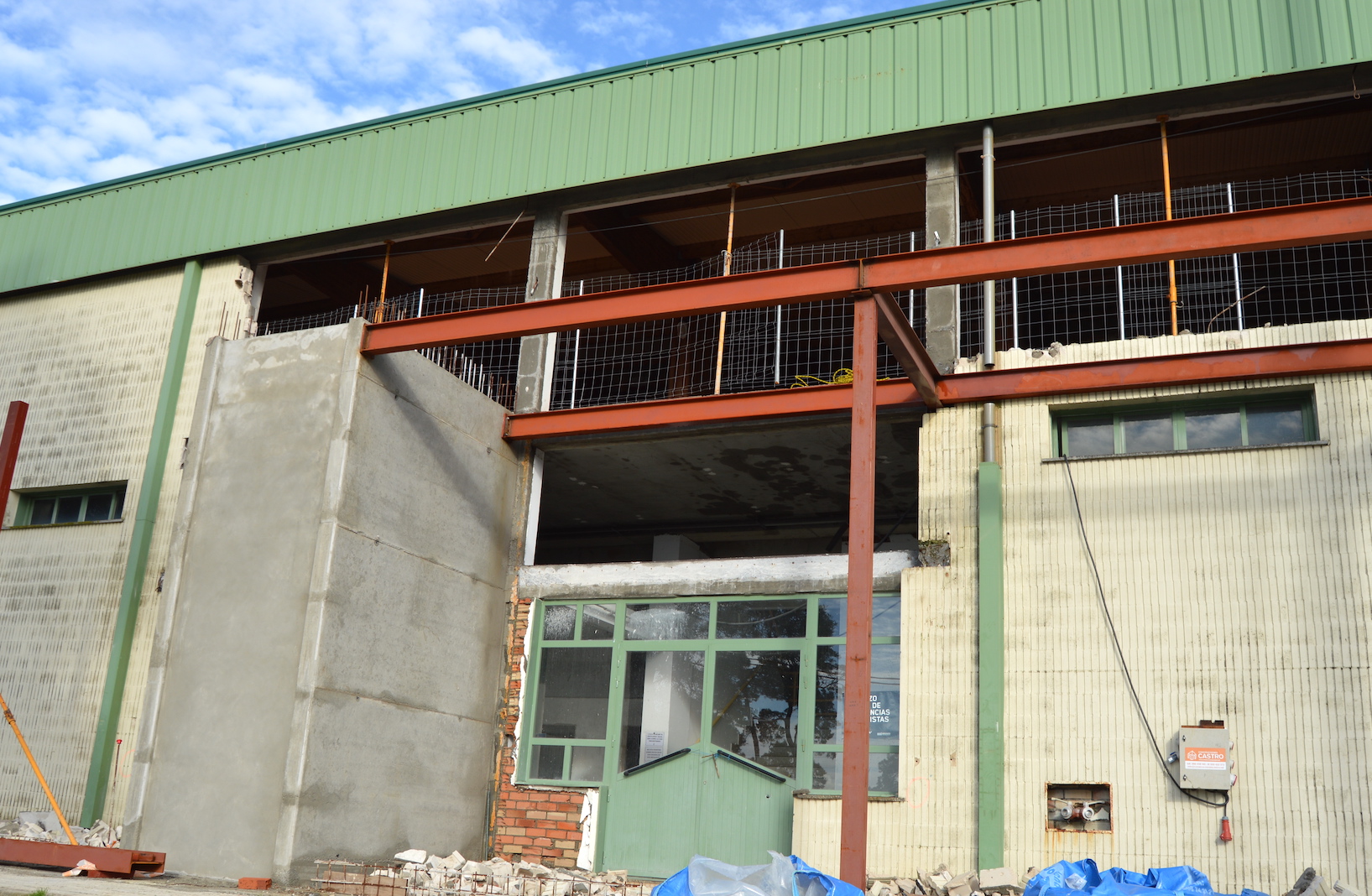 LA REFORMA INTEGRAL DEL PABELLÓN DE BALTAR AVANZA CON LA APERTURA DE VENTANALES Y LA CONSTRUCCIÓN DEL ASCENSOR