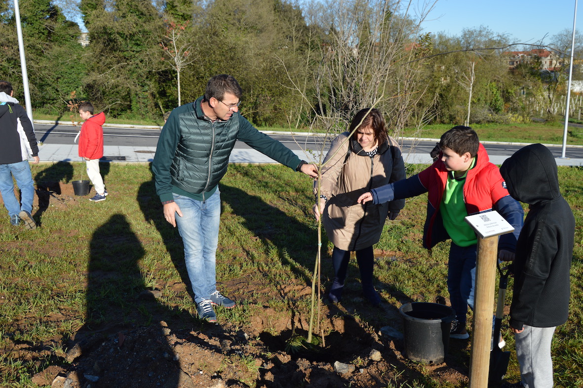 ESCOLARES DO CEIP DE PORTONOVO, O CRUCEIRO E NANTES REFORZAN CON 90 ÁRBORES O PULMÓN VERDE DO REVEL