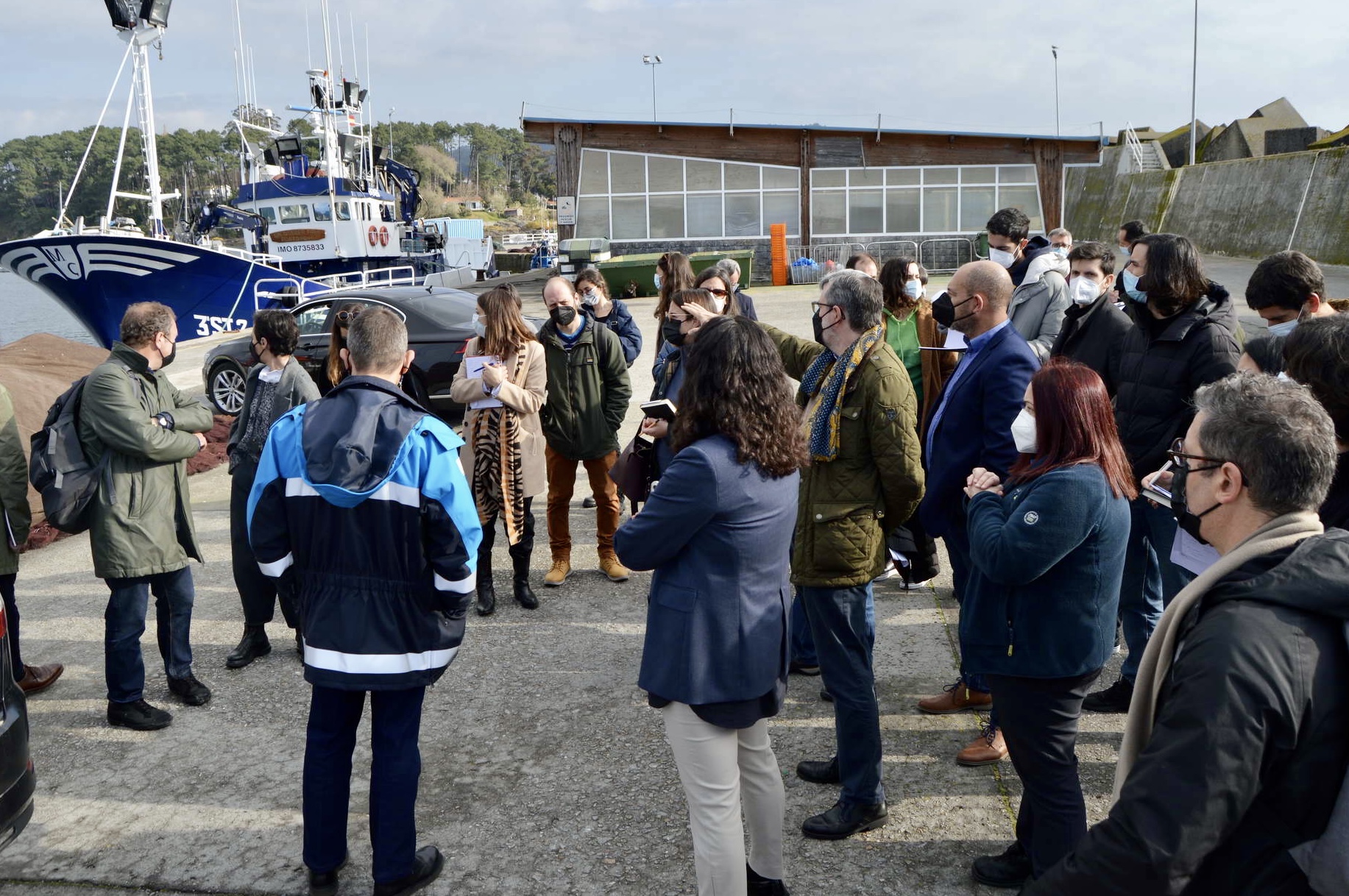 O CONCURSO PARA A REMODELACIÓN DO PORTO DE PORTONOVO ATRAE A VISITA DUNHA DUCIA DE POSIBLES LICITADORES A COÑECER O ESPAZO