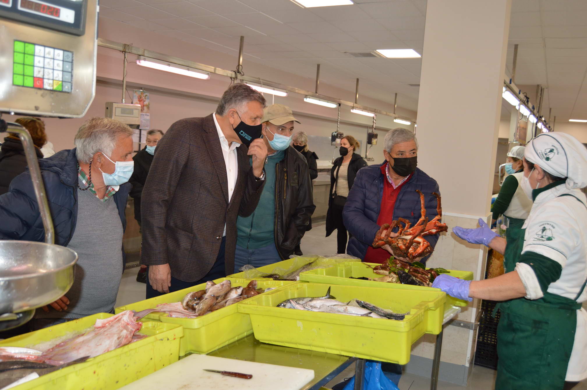 LOS VENDEDORES DE LA PLAZA DE ABASTOS DE SANXENXO ARRANCAN SU ACTIVIDAD EN EL NUEVO MERCADO PROVISIONAL DE LA RÚA PROGRESO