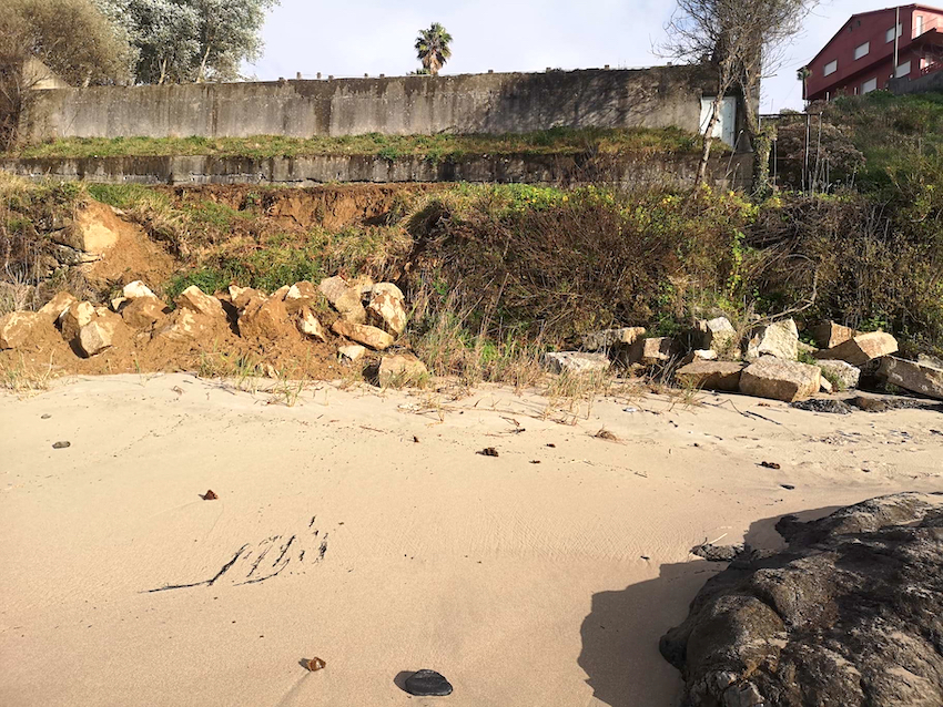 EL CONCELLO DETECTA DESPRENDIMIENTOS EN EL MURO DE CONTENCIÓN DE LA PLAYA DE FONTENLA