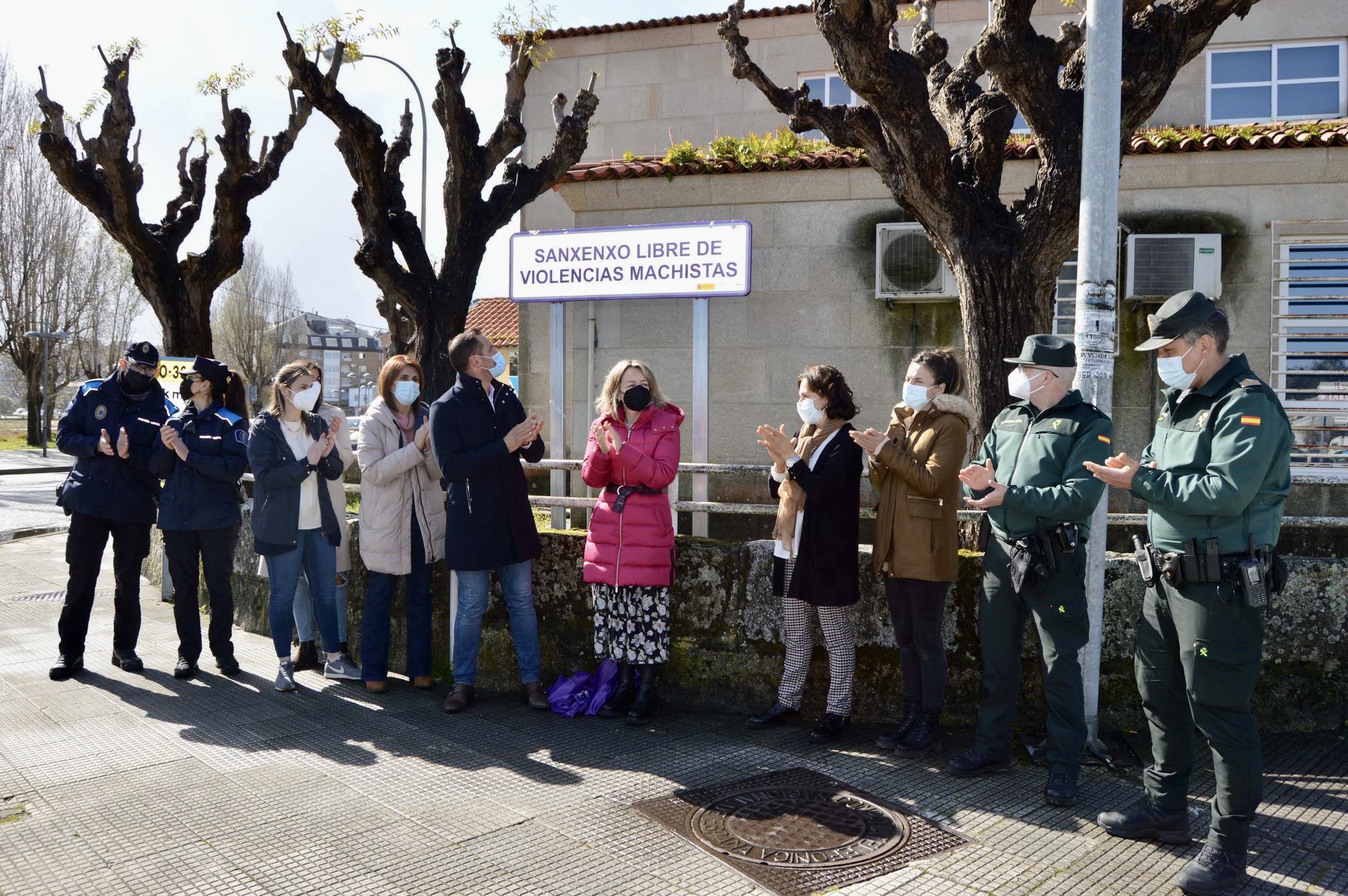 EL CONCELLO DESCUBRE SU NUEVA SEÑAL “SANXENXO LIBRE DE VIOLENCIAS MACHISTAS” EN PORTONOVO CON MOTIVO DE LA CELEBRACIÓN DEL DÍA INTERNACIONAL DE LA MUJER