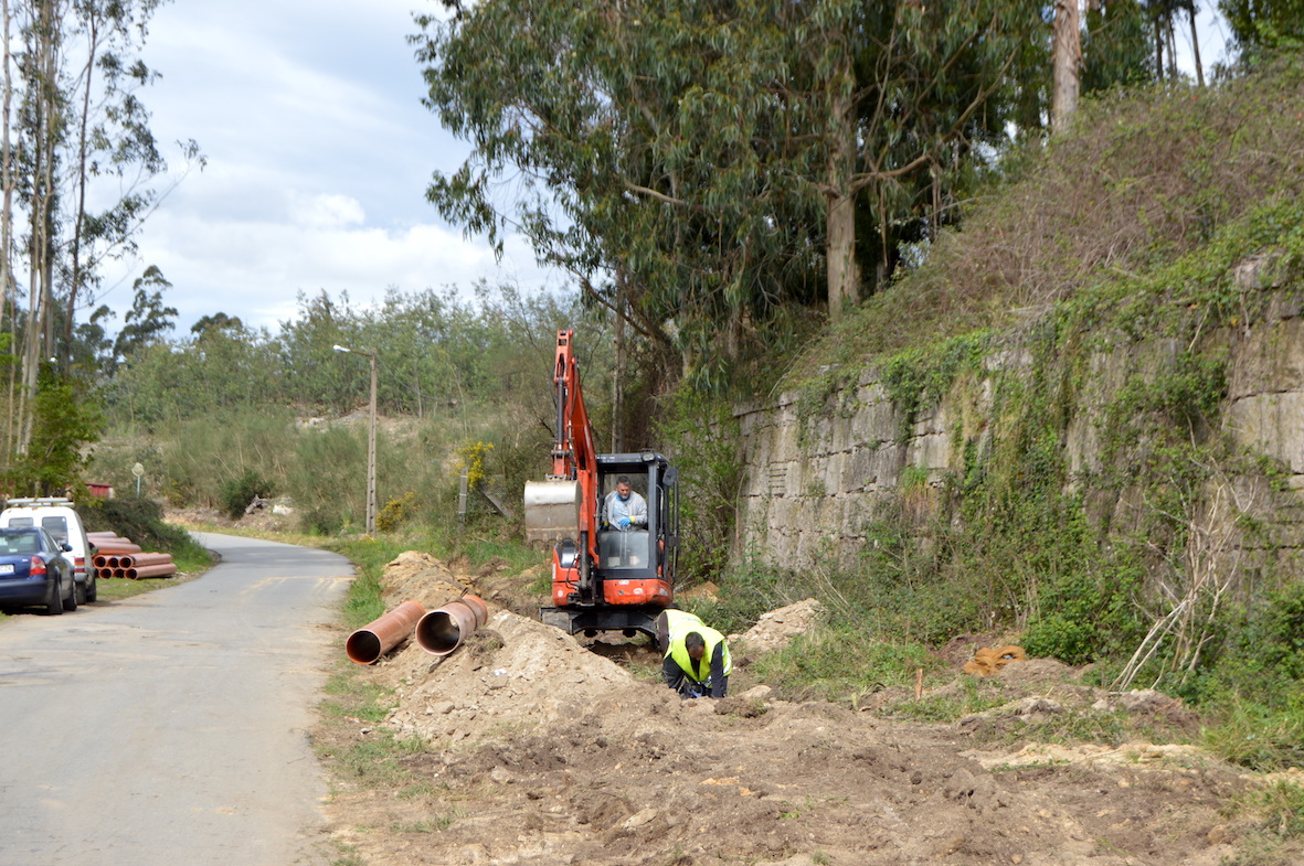 LOS TRABAJOS DE LA SENDA PEATONAL QUE UNIRÁ O VINQUIÑO Y CONTUMIL ARRANCAN CON LA APERTURA DE CUNETAS Y LA LIMPIEZA DE LOS MÁRGENES DEL VIAL