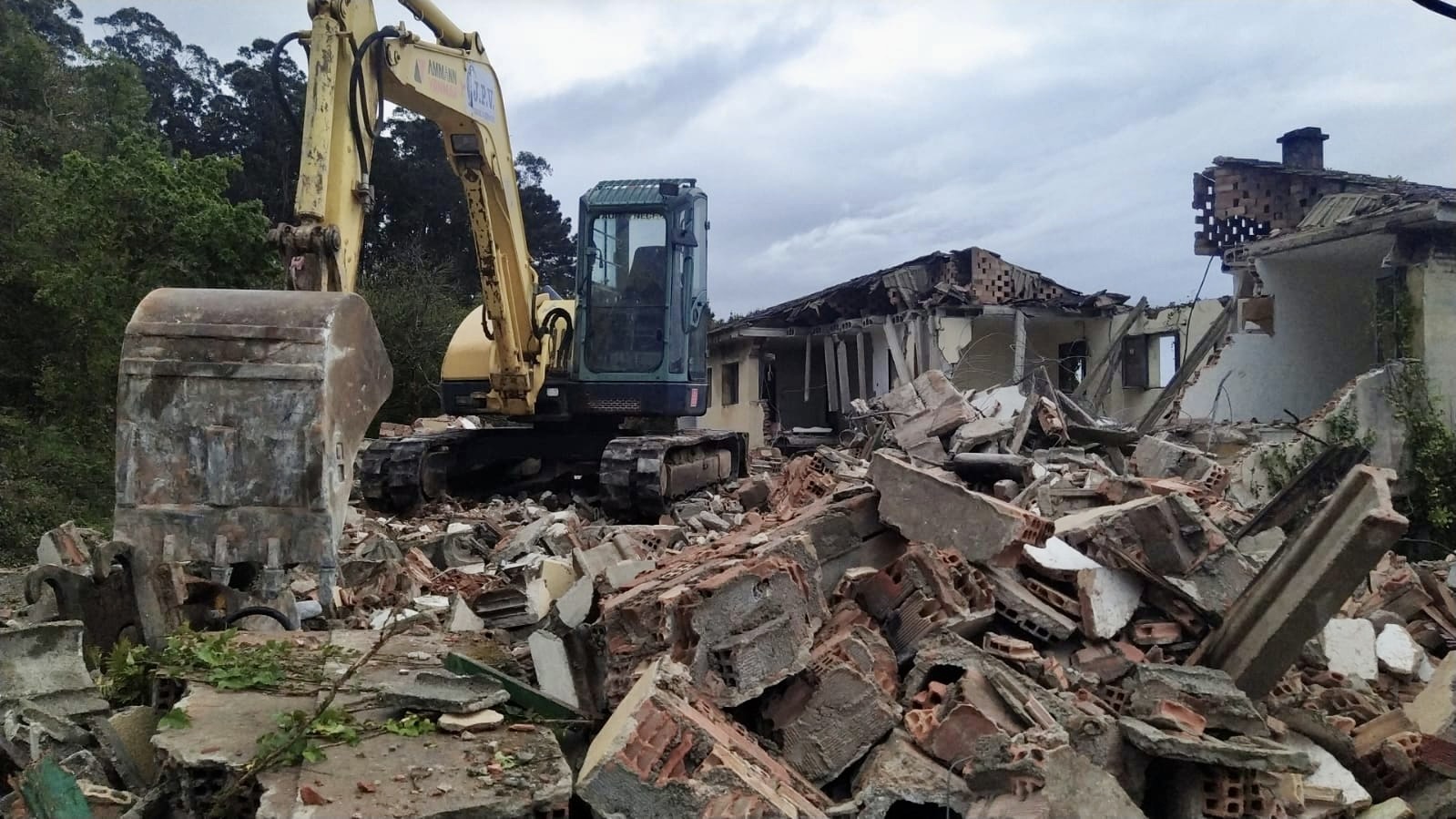 EL CONCELLO COMIENZA EL DERRIBO DE LOS DOS EDIFICIOS DEL ANTIGUO COLEGIO DE O CASAL EN NOALLA