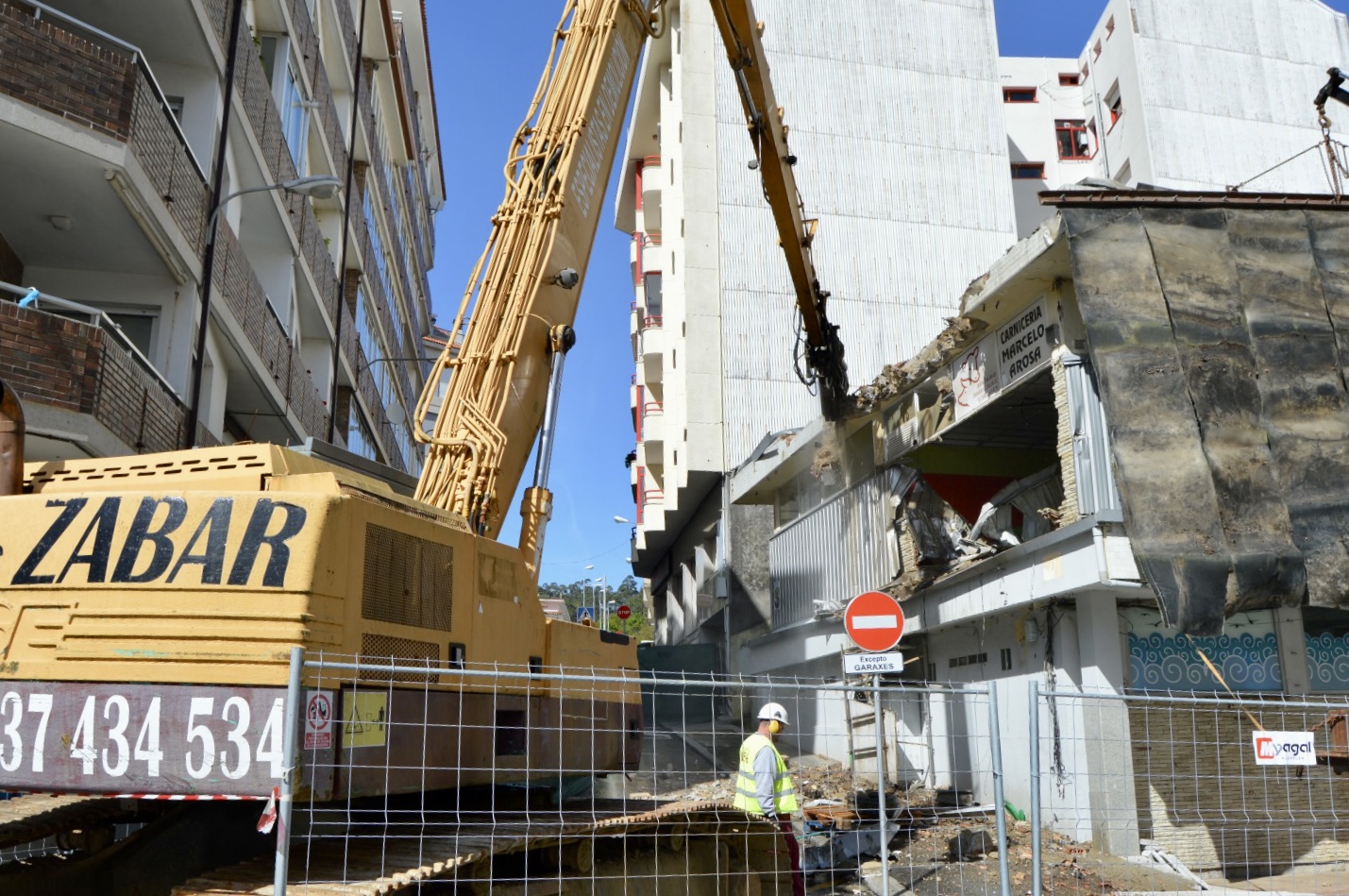 EL CONCELLO INICIA EL DERRIBO DE LA ESTRUCTURA EXTERIOR DEL VIEJO MERCADO DE SANXENXO