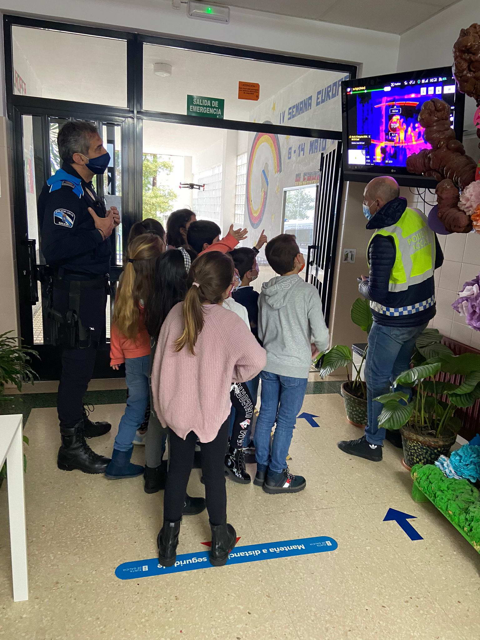 LA POLICÍA LOCAL ACERCA SU TRABAJO A LOS ESCOLARES DEL COLEGIO DE NANTES