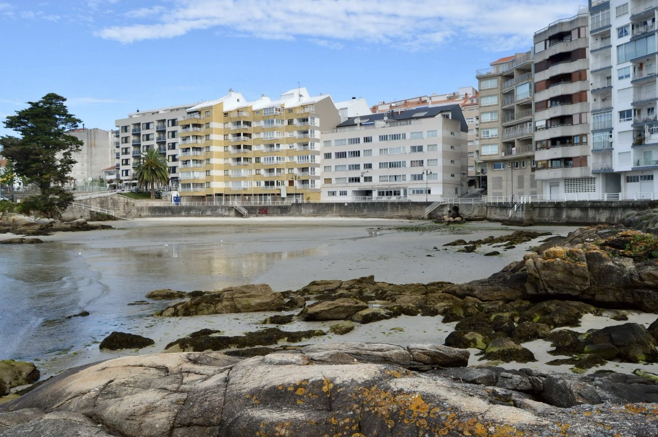 LA EMPRESA MUNICIPAL NAUTA SANXENXO INICIARÁ ESTE LUNES LOS APORTES DE ARENA EN LAS PLAYAS DE A CARABUXEIRA Y LAVAPANOS