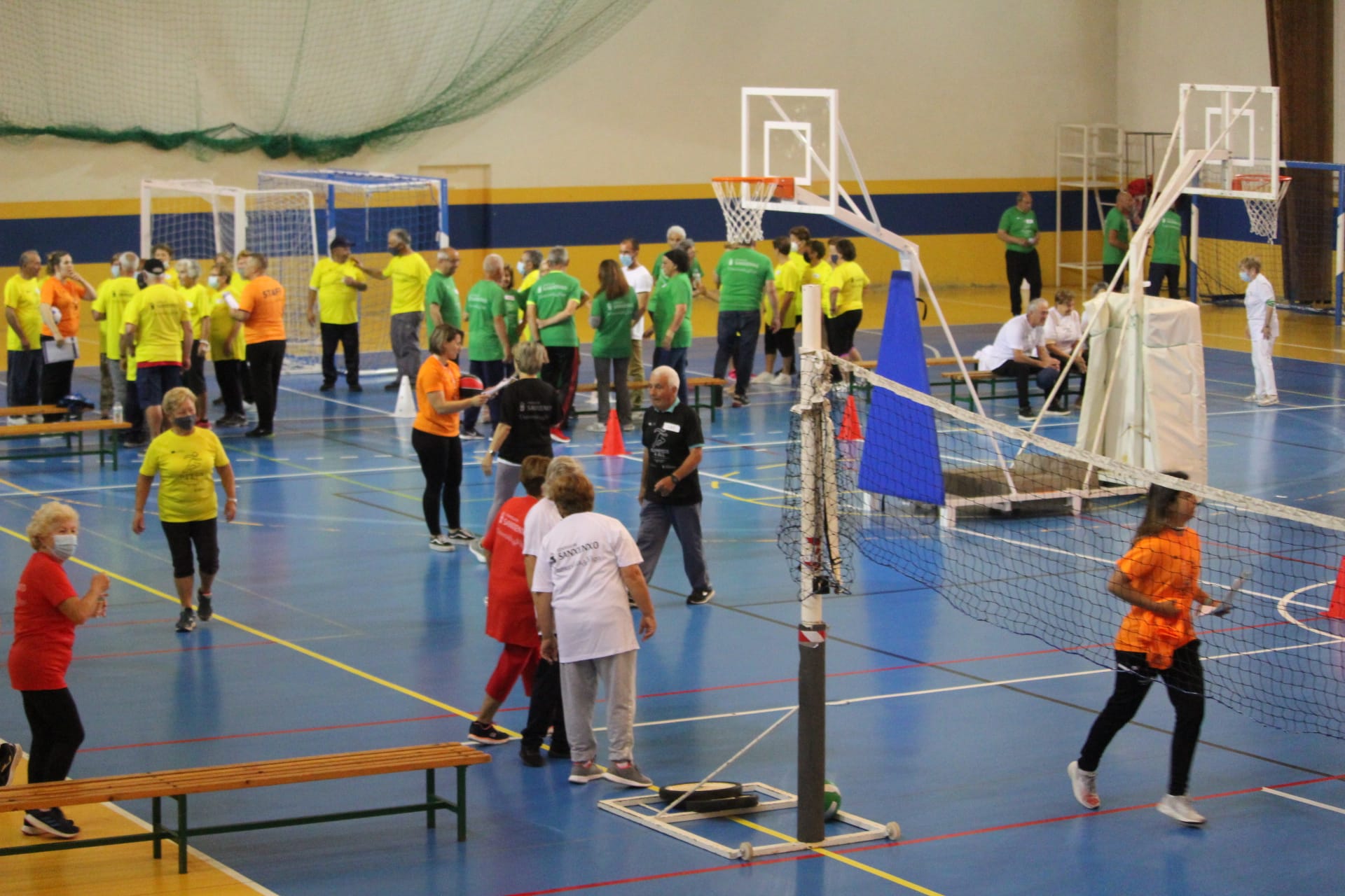 MÁS DE 200 PERSONAS DE SANXENXO Y PORTUGAL PARTICIPAN EN LAS OLIMPIADAS DE MAYORES EN EL PABELLÓN DE BALTAR