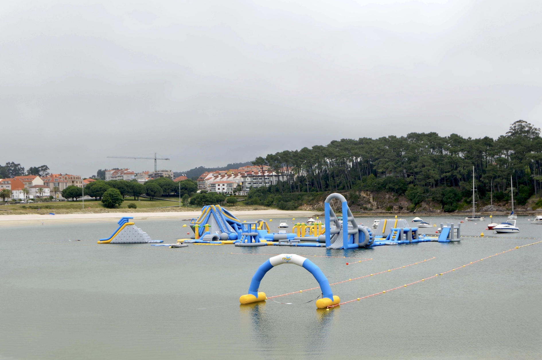 LA PLAYA DE BALTAR CONTARÁ DESDE ESTE FIN DE SEMANA CON CUATRO PISTAS DEPORTIVAS Y UN RENOVADO AQUAPARK