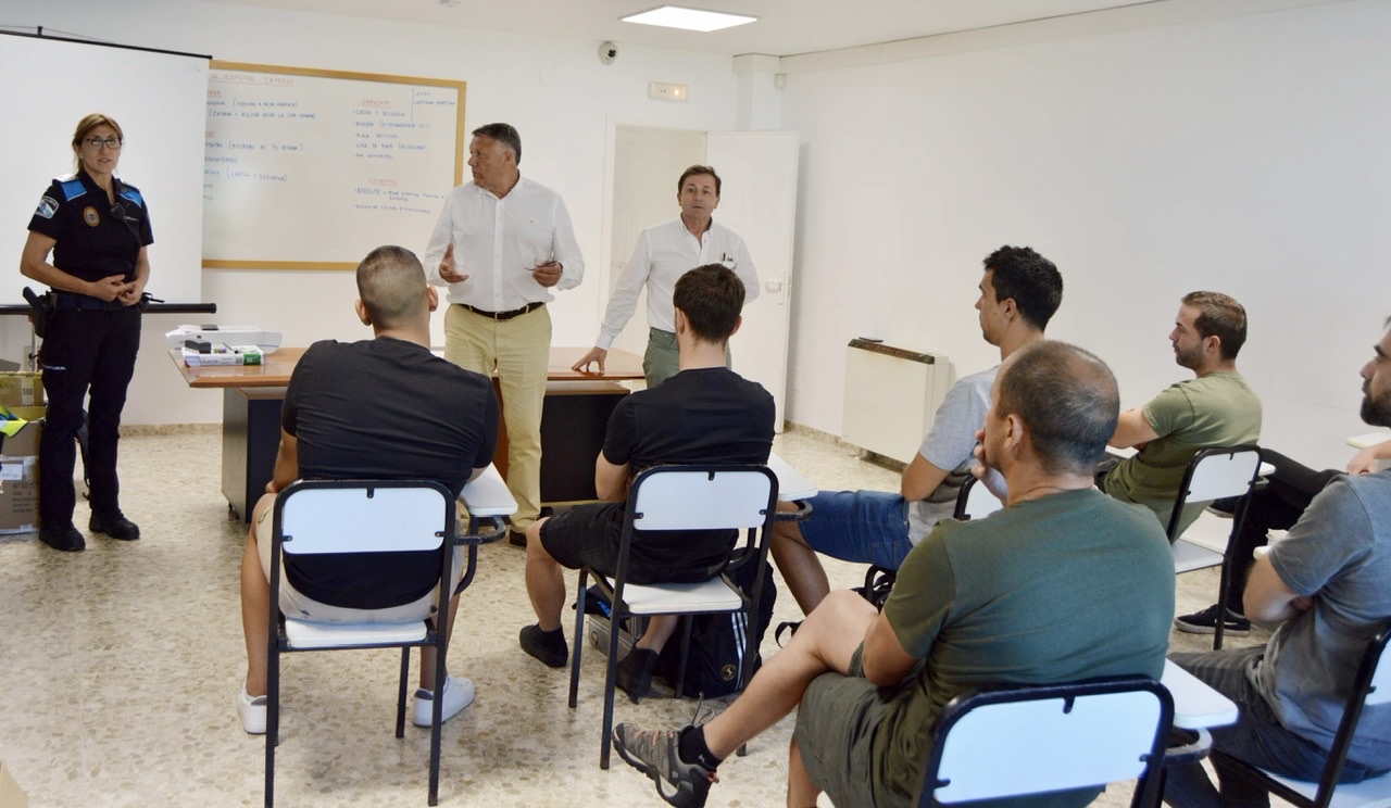 EL ALCALDE PRESENTA LA NUEVA JEFA DE LA POLICÍA LOCAL A LOS AUXILIARES QUE SE INCORPORAN ESTE VERANO AL CUERPO