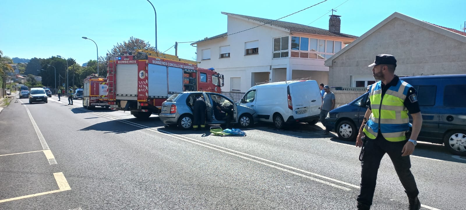 LA POLICÍA LOCAL DE SANXENXO TRAMITÓ EN JULIO 985 DENUNCIAS DE TRÁFICO Y RECIBIÓ 2.419 LLAMADAS