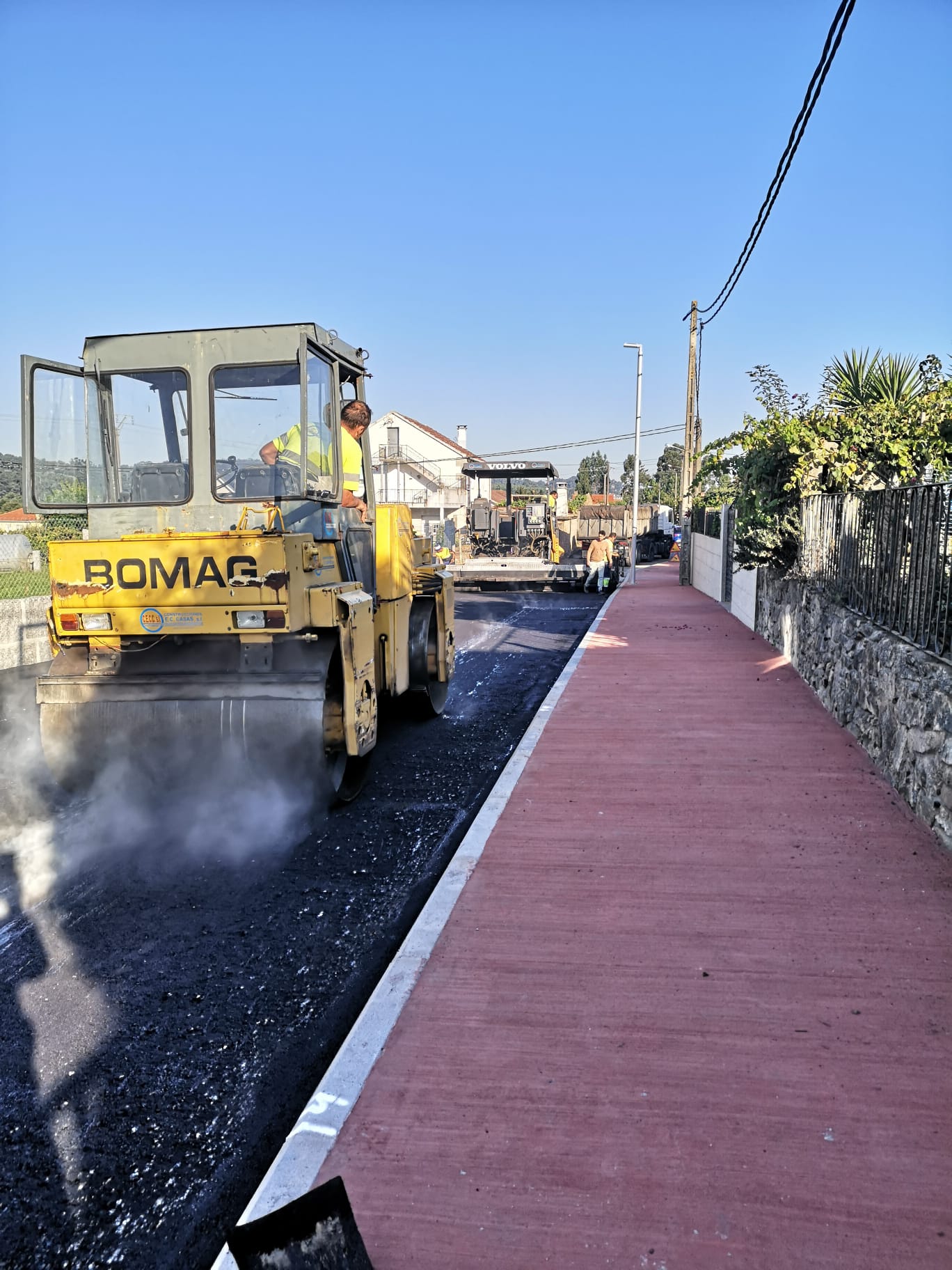 EL ASFALTADO DEL VIAL QUE COMUNICA CONTUMIL CON LA AUTOVIA Y LOS NUCLEOS URBANOS DE SANXENXO CONCLUIRÁ ESTA SEMANA