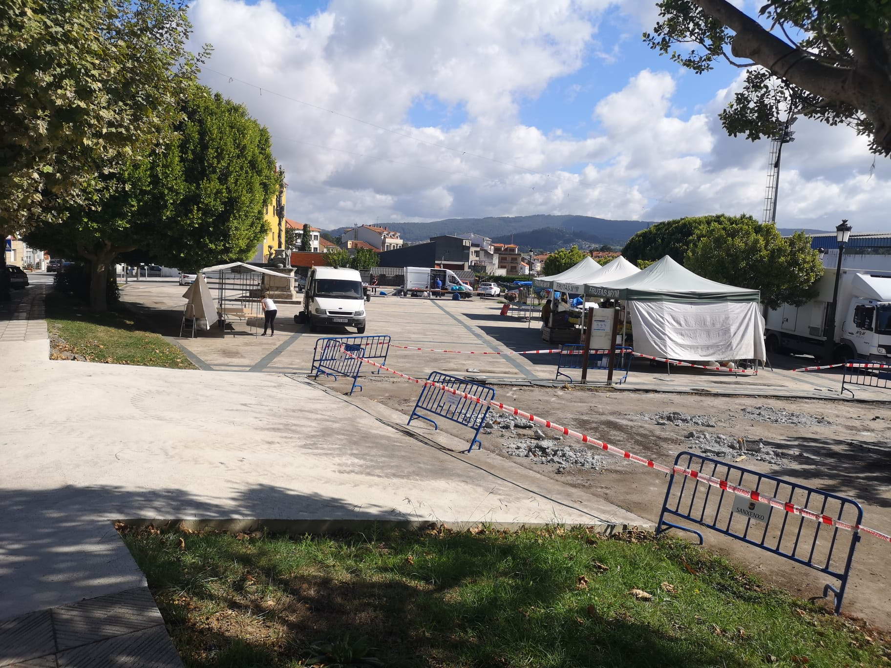 EL INICIO DE LAS OBRAS DE REFORMA DE LA PRAZA PÚBLICA DE VILALONGA OBLIGA A TRASLADAR EL MERCADILLO