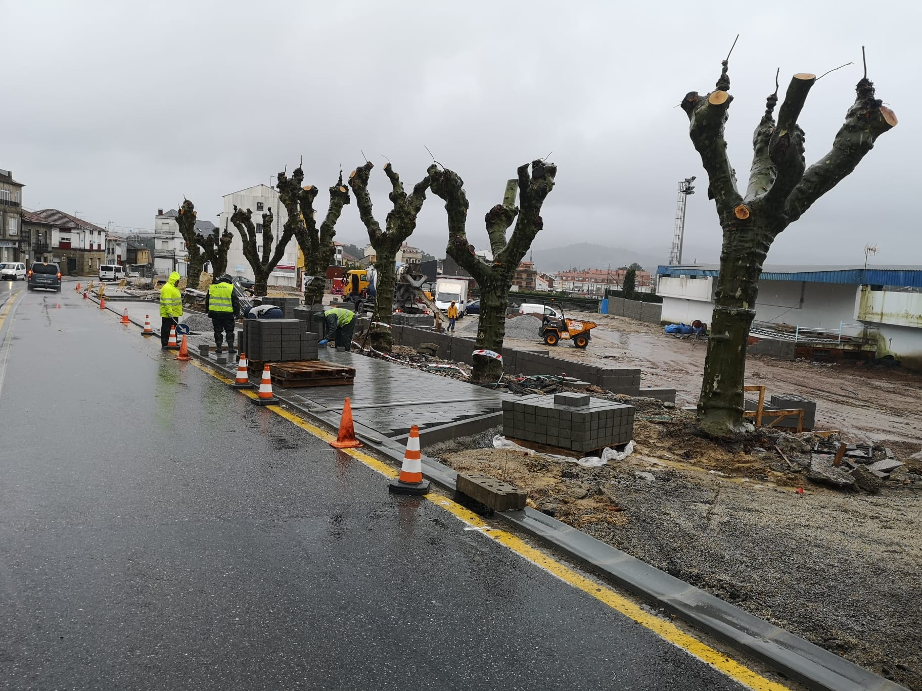 LAS OBRAS EN LA PRAZA DE VILALONGA AVANZAN, PESE A LAS LLUVIAS, CON LA ESTRUCTURA DEL GRADERÍO