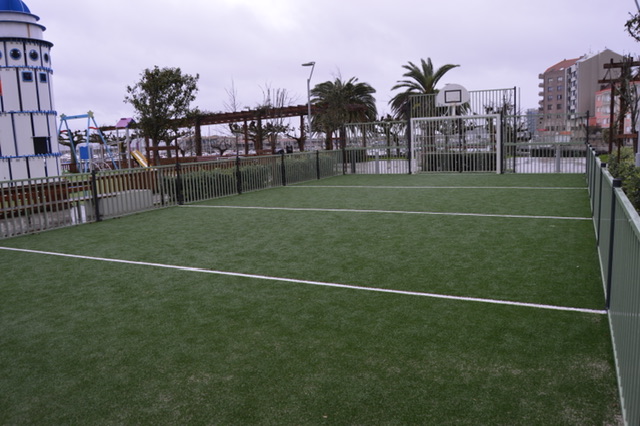 EL CONCELLO RENUEVA EL CÉSPED DE LA PISTA DEPORTIVA DEL PARQUE DE PANADEIRA Y LAS PIEZAS DE JUEGO EN MAL ESTADO