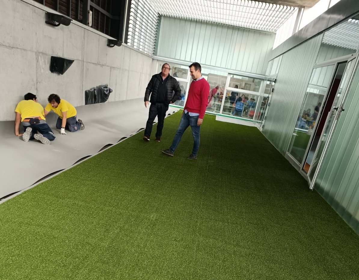 A CONCELLERÍA DE SERVIZOS ACONDICIONA O PATIO INTERIOR DA ESCOLA INFANTIL DO REVEL