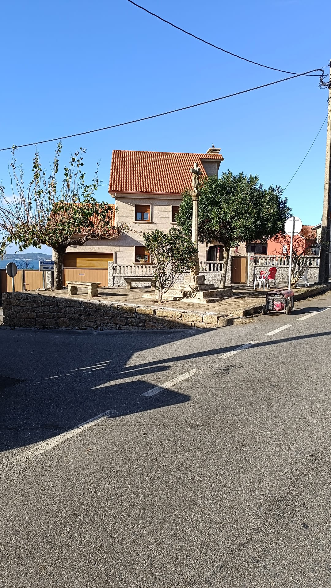 O CONCELLO PON EN VALOR A CONTORNA DO CRUCEIRO DE ALTÍN COA LIMPEZA, ENCINTADO E COLOCACIÓN DUNHA VARANDA
