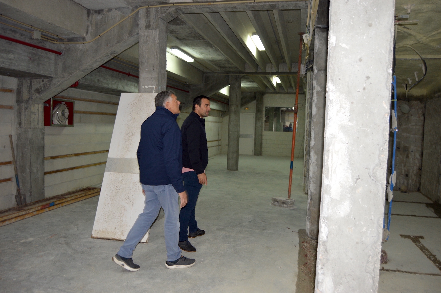 A REFORMA DO PAVILLÓN DE VILALONGA AVANZA COA DEMOLICIÓN PARA AMPLIAR O XIMNASIO E O PINTADO INTERIOR