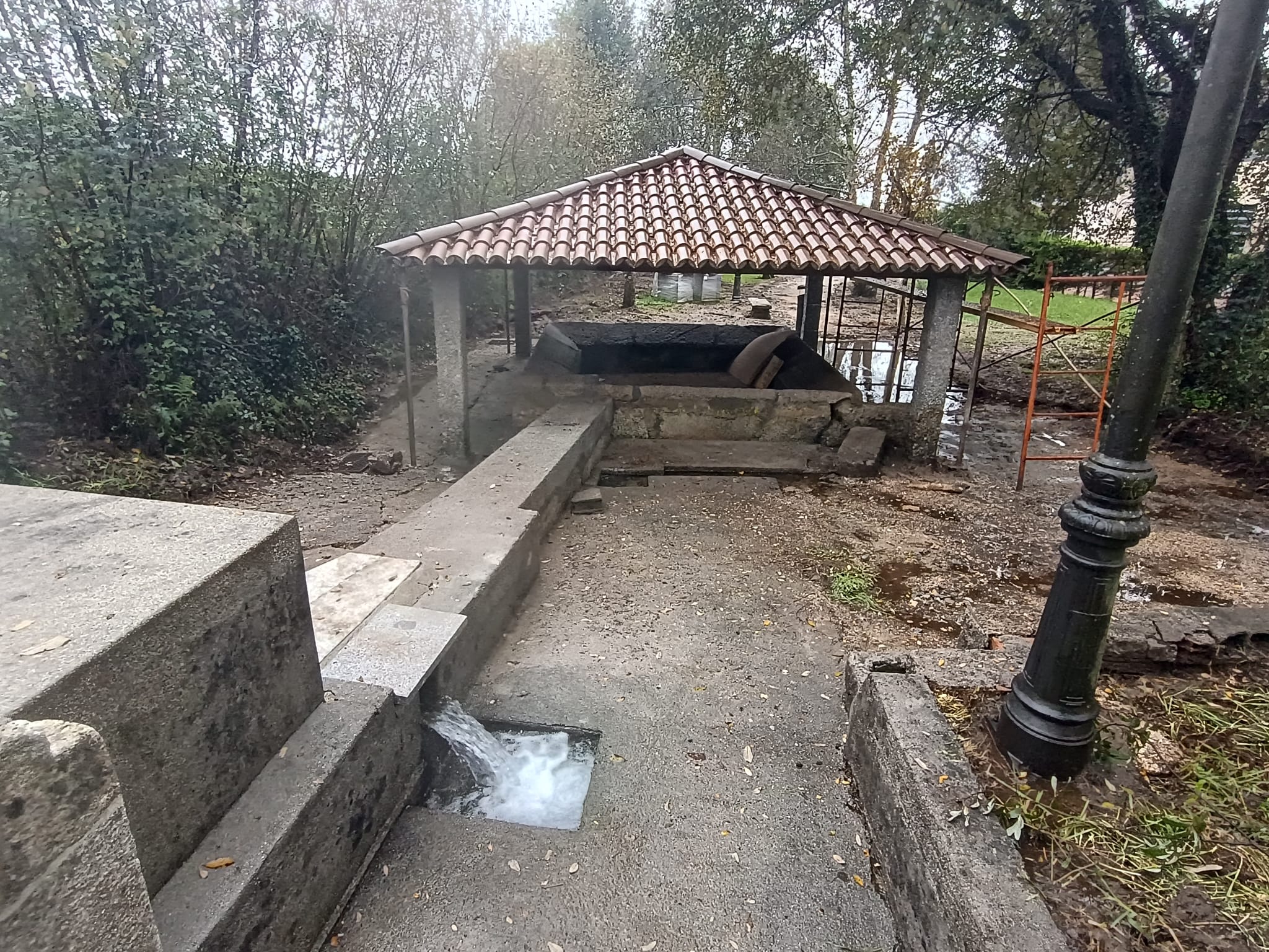 O CONCELLO RESTAURA O LAVADOIRO DE FONTOIRA E ACONDICIONA A CONTORNA