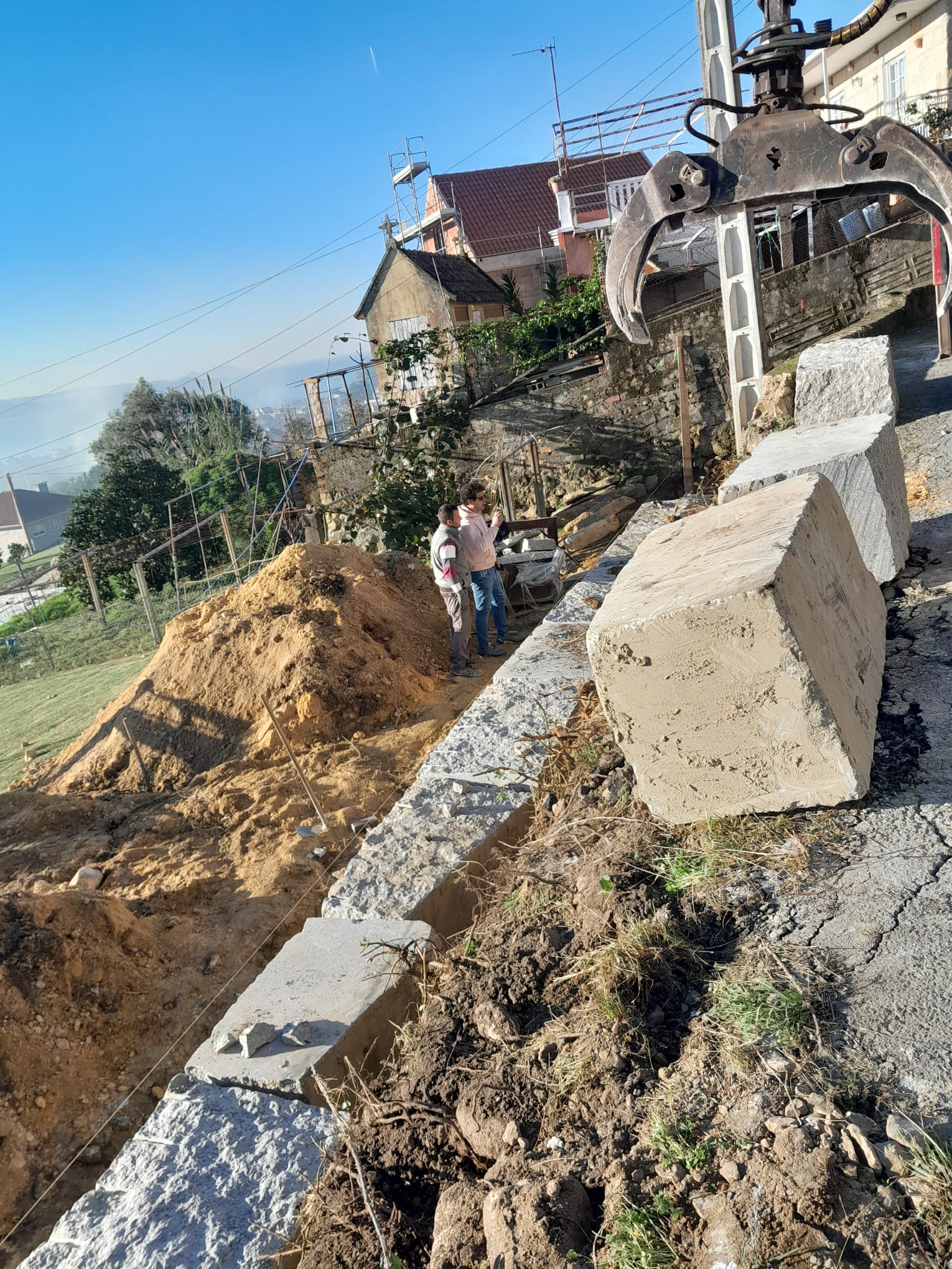 O CONCELLO MELLORA A SEGURIDADE VIARIA NA LAMELA COA AMPLIACIÓN DA PISTA E A CONSTRUCIÓN DUN MURO DE CONTENCIÓN