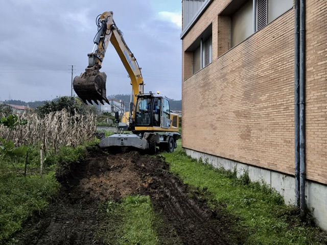 A REFORMA DO PAVILLÓN DE VILALONGA ARRINCA COAS ESCAVACIÓNS EXTERIORES DE TERRA PARA SANEAR O MURO E EVITAR FILTRACIÓNS