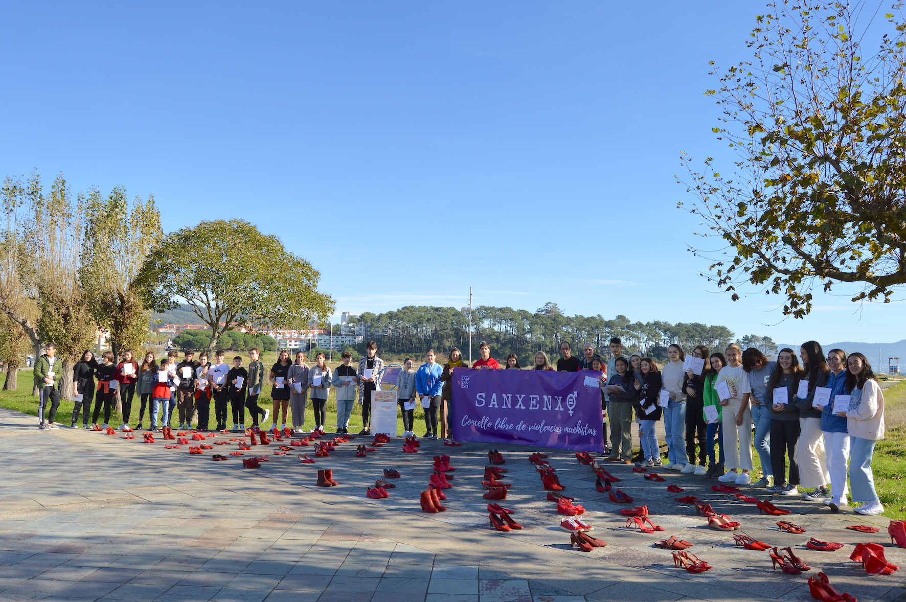O IES DE SANXENXO REALIZA UNHA INTERVENCIÓN ARTÍSTICA CON ZAPATOS VERMELLOS EN CONTRA DA VIOLENCIA DE XÉNERO NO PASEO DE BALTAR