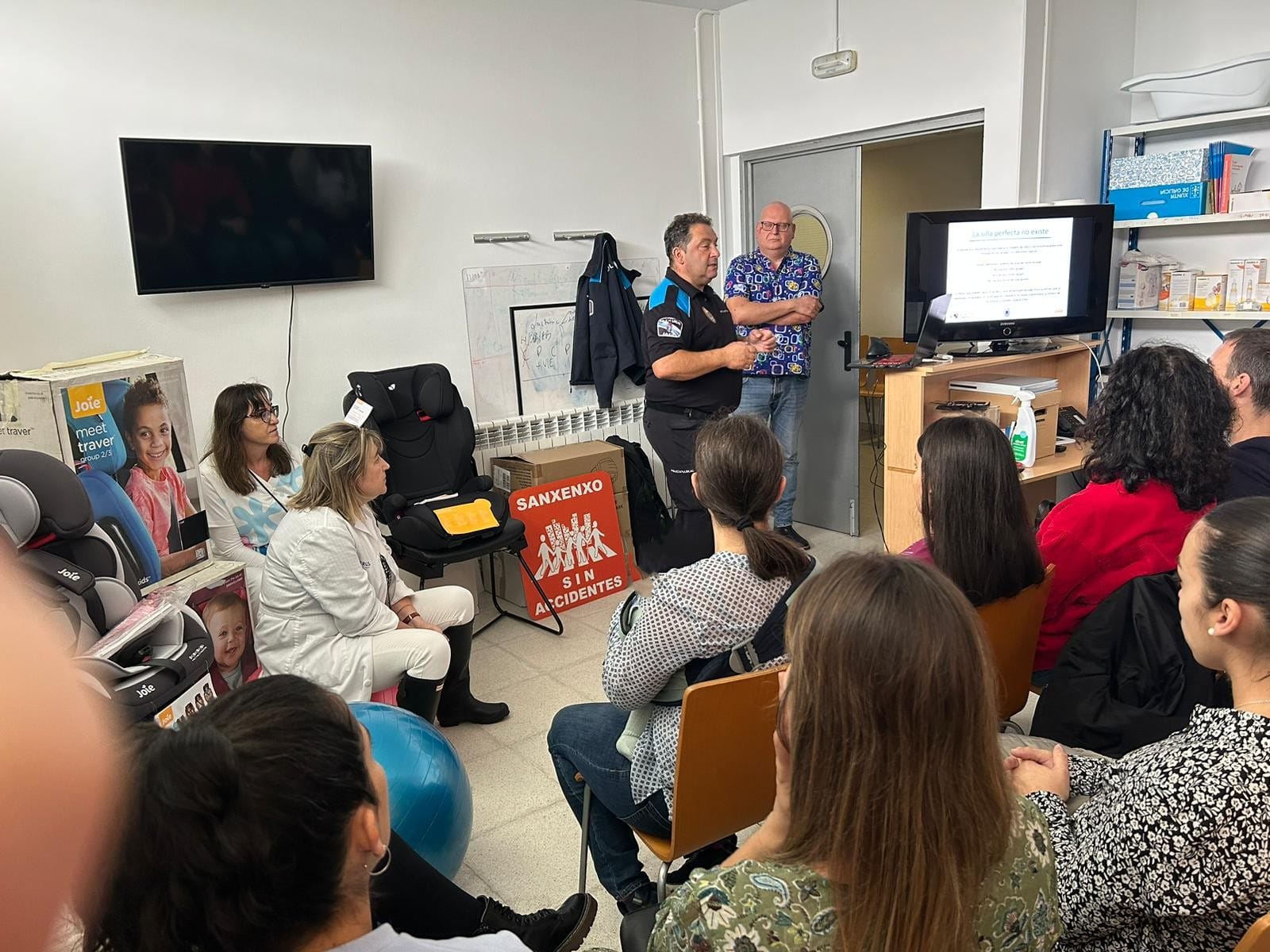 O POLICÍA ABELARDO MARTÍNEZ DÁ UNHA CHARLA NO CENTRO DE SAÚDE DE BALTAR SOBRE SISTEMAS DE RETENCIÓN INFANTIL