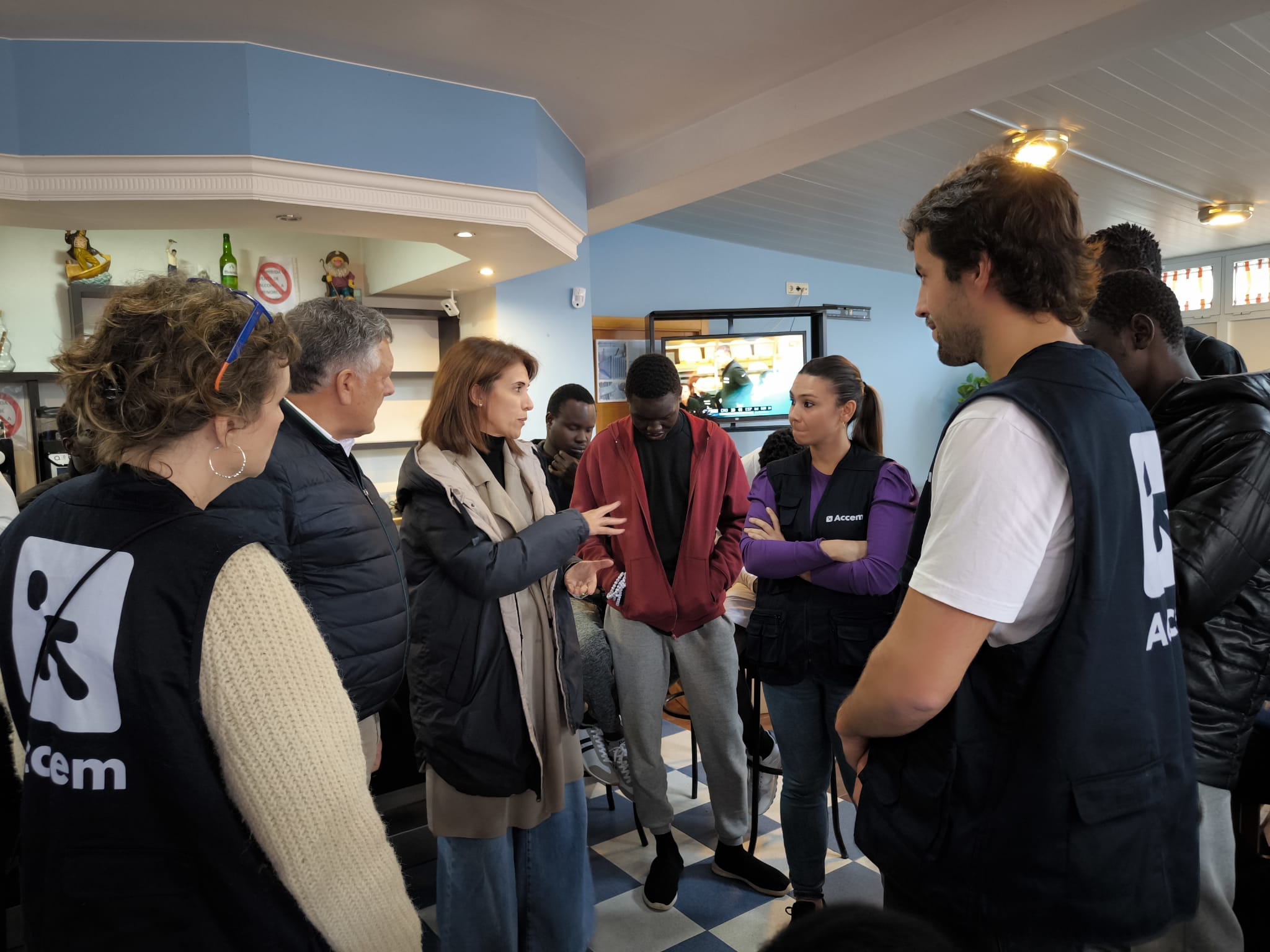 O ALCALDE VISITA AOS INMIGRANTES ALOXADOS EN SANXENXO E OFRECE A ACCEM A COLABORACIÓN DO CONCELLO