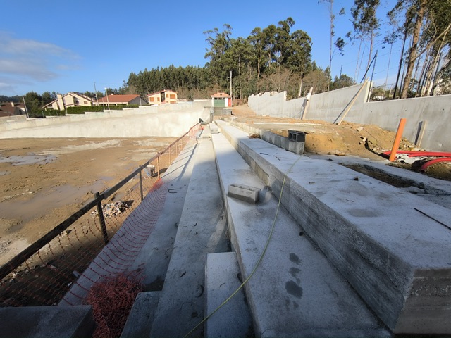 O CAMPO DE FÚTBOL DE DORRÓN AVANZA COA CONSTRUCIÓN DOS VESTIARIOS, OS PECHES PERIMETRALES E AS BANCADAS