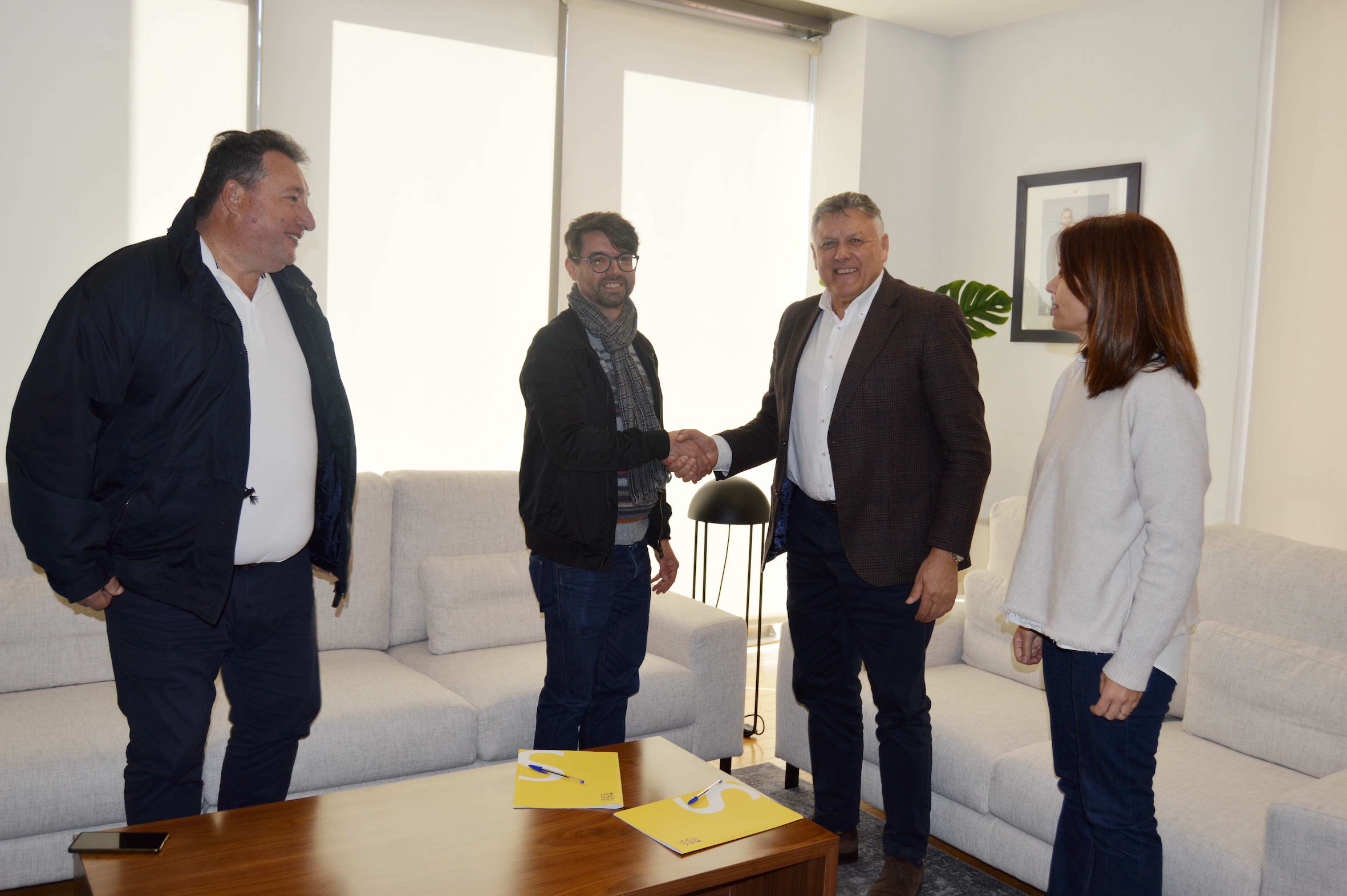 EL CONCELLO DE SANXENXO FIRMA EL PRIMER CONVENIO DE INMERSIÓN LINGÜÍSTICA CON EL IES DE VILALONGA