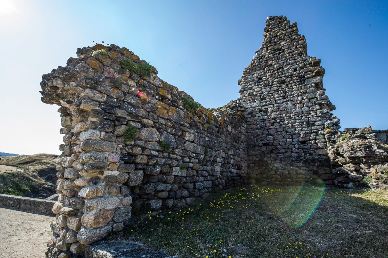 EL CONCELLO ENCARGA UN PROYECTO PARA RECUPERAR Y PONER EN VALOR LA TORRE DE A LANZADA Y SU ENTORNO