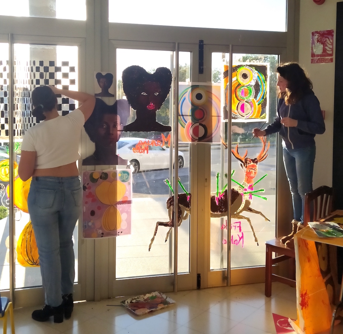 LOS CRISTALES DEL AULA DEL CENTRO DE ARTE SE LLENAN DE OBRAS DE MUJERES ARTISTAS CON UN NUEVO PROYECTO