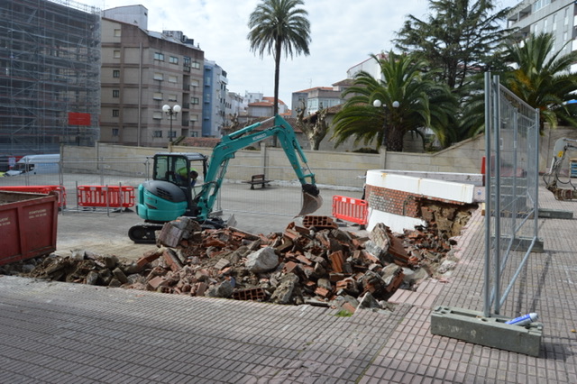 LAS OBRAS DE REFORMA DE LA PRAZA DO PAZO ARRANCAN CON EL LEVANTAMIENTO DEL PAVIMENTO CENTRAL