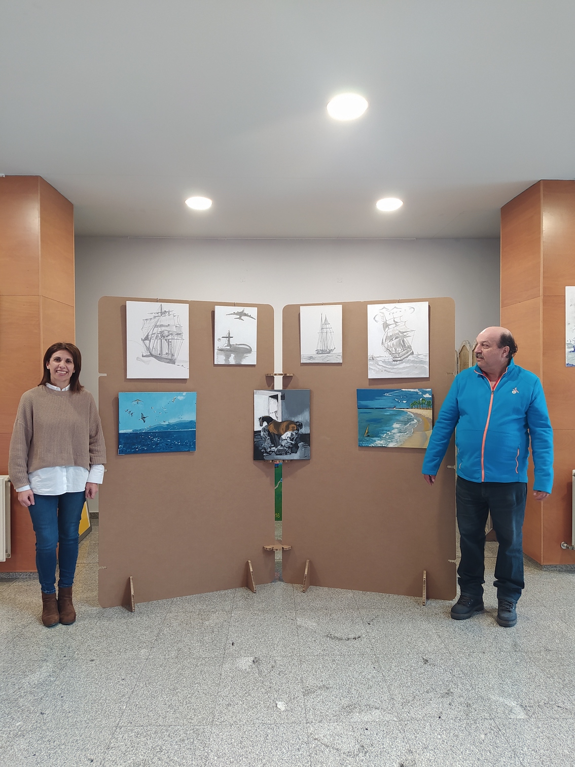 O ALUMNO DO CENTRO DE ARTE, SEBASTIÁN SILVA, EXPÓN NO VESTÍBULO DO AUDITORIO EMILIA PARDO BAZÁN