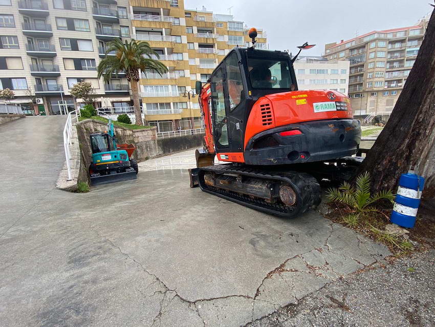 TRES ESCAVADORAS E CATRO DUMPERS REALIZARÁN A REDISTRIBUCIÓN DA AREA NA CARABUXEIRA E LAVAPANOS