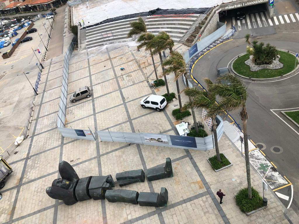 AS OBRAS OBRIGAN A COLOCAR DE FORMA PROVISIONAL A ESCULTURA DO ATLANTE NA PRAZA DOS BARCOS