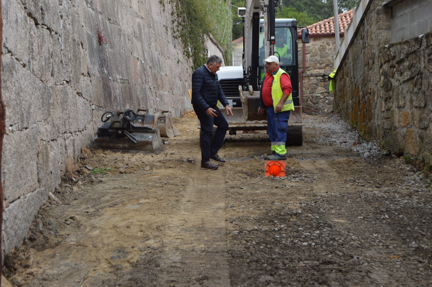 AS OBRAS EN CAMIÑO DAFONTIÑA AVANZAN COS TRABALLOS DE DEMOLICIÓN DA VELLA PAVIMENTACIÓN DE FORMIGÓN