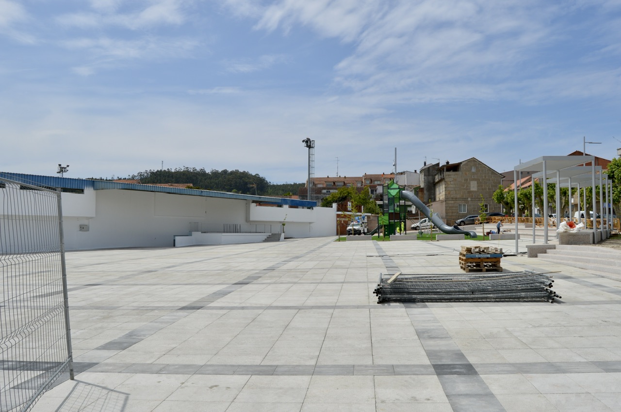 A PRAZA PÚBLICA DE VILALONGA ÁBRESE ESTA TARDE AO PÚBLICO PARA O DESFRUTE DOS VECIÑOS