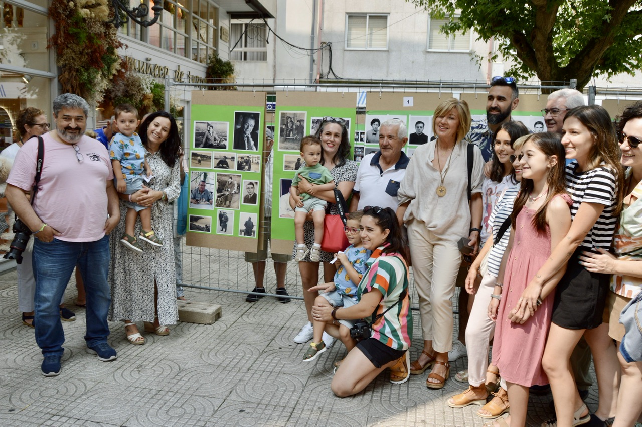 A FAMILIA DE OLIMPIO PIÑEIRO RECOLLE A INSIGNIA DE OURO POLA SÚA CONTRIBUCIÓN Á MEMORIA FOTOGRÁFICA DO MUNICIPIO