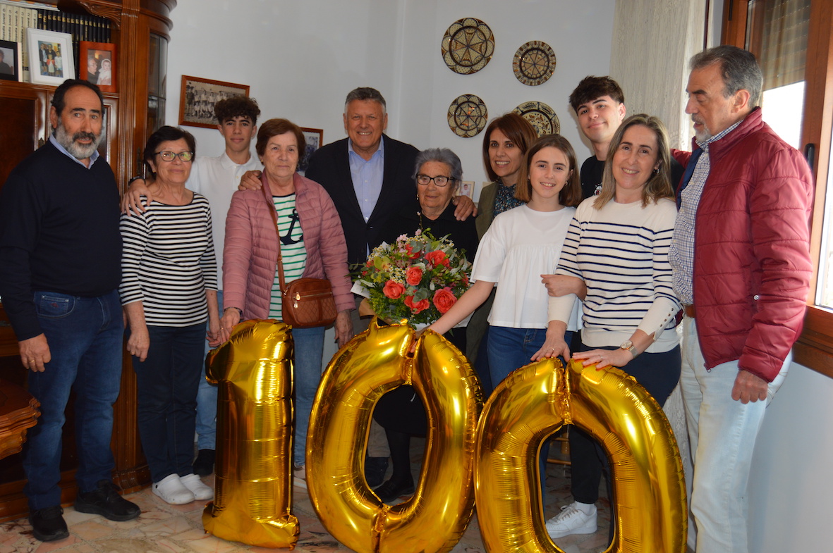 O ALCALDE E A CONCELLEIRA DE MAIORES FELICITAN Á PORTONOVESA CARMEN UHÍA POLO SEU CEN ANIVERSARIOS