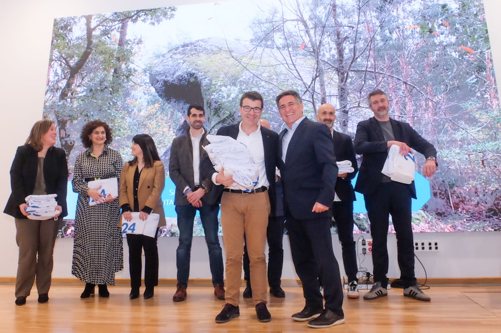 SANXENXO RECOLLE EN MADRID A BANDEIRA DE SENDEIRO AZUL QUE ONDEARÁ NA RUTA FLUVIAL DO RÍO PINTILLÓN EN DORRÓN