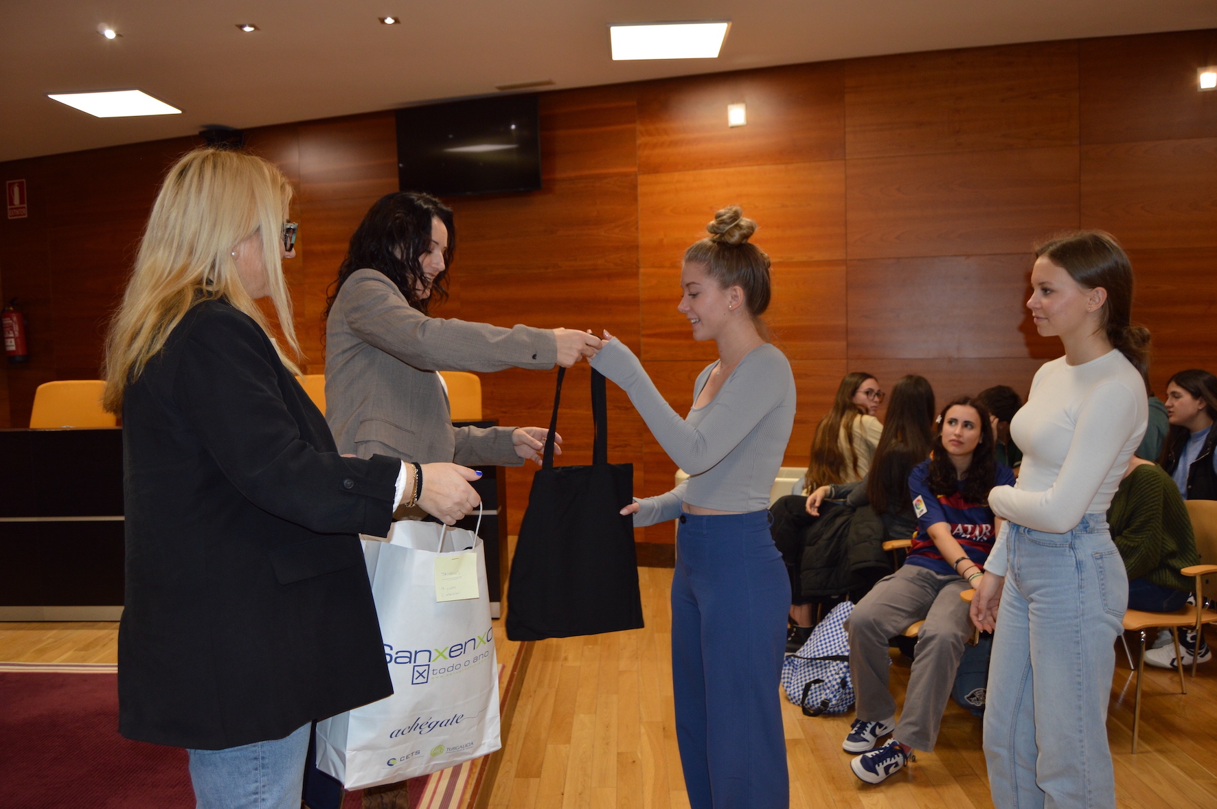 EL CONCELLO RECIBE A ALUMNOS Y PROFESORES DE UN INTERCAMBIO QUE REALIZA EL IES SANXENXO CON AUSTRIA