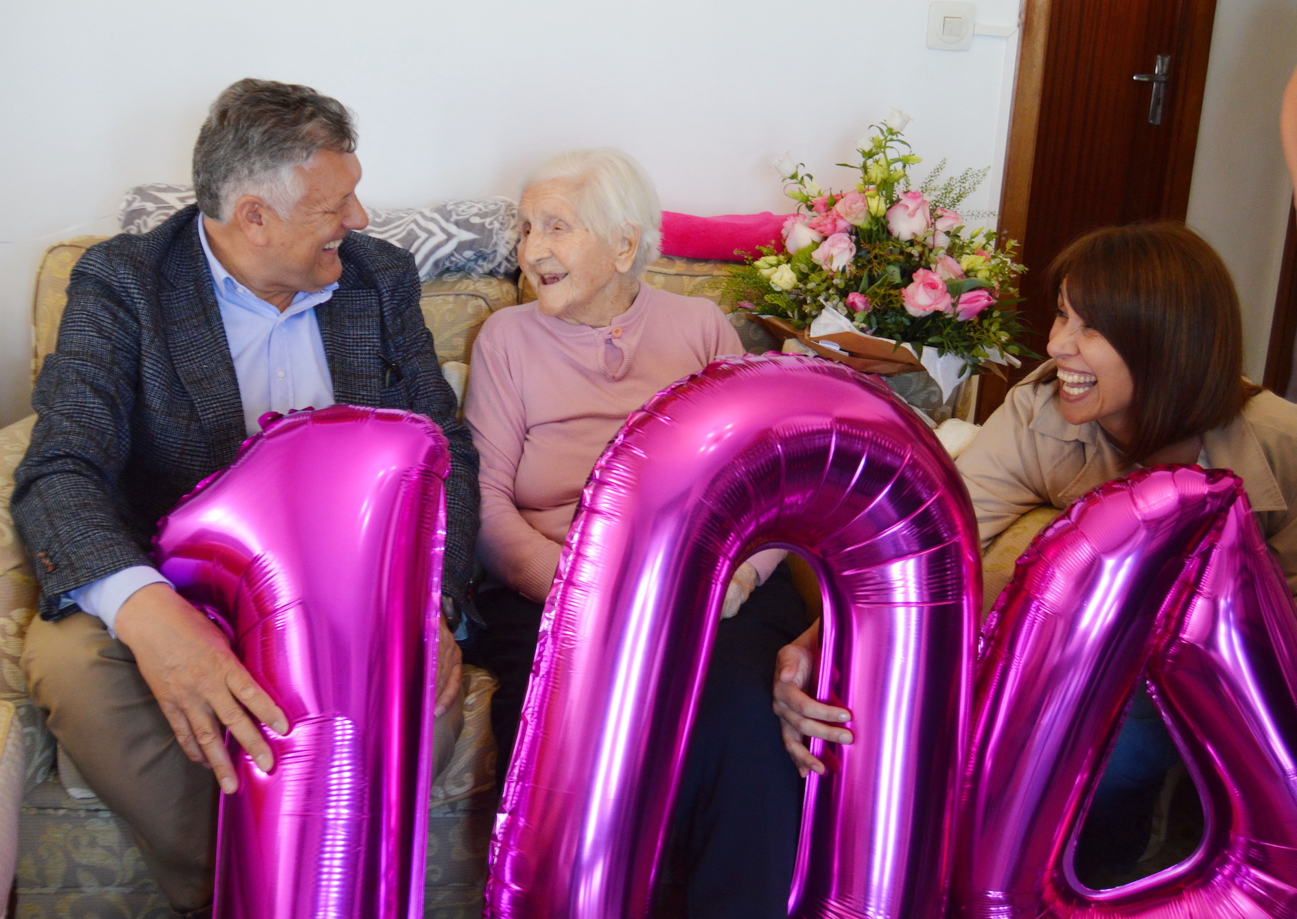 CONSUELO GARCÍA DE VICUÑA RECIBE A VISITA DO ALCALDE E DA CONCELLEIRA DE MAIORES POLO SEU 104 ANIVERSARIO