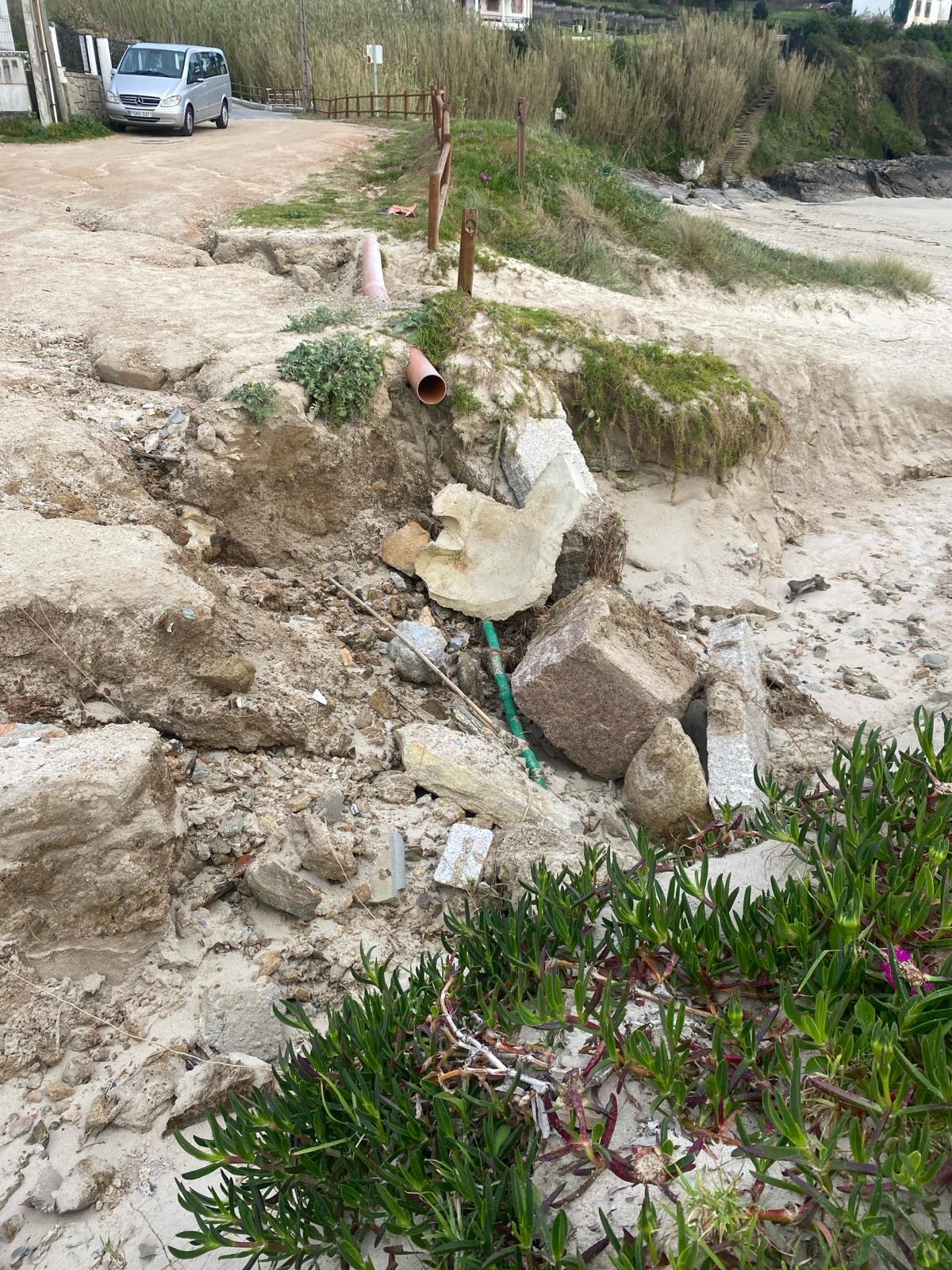 LAS FUERTES LLUVIAS PROVOCAN EL DESPLOME DE UN PEQUEÑO MURO DE CONTENCIÓN DE LA PLAYA DE CANELAS