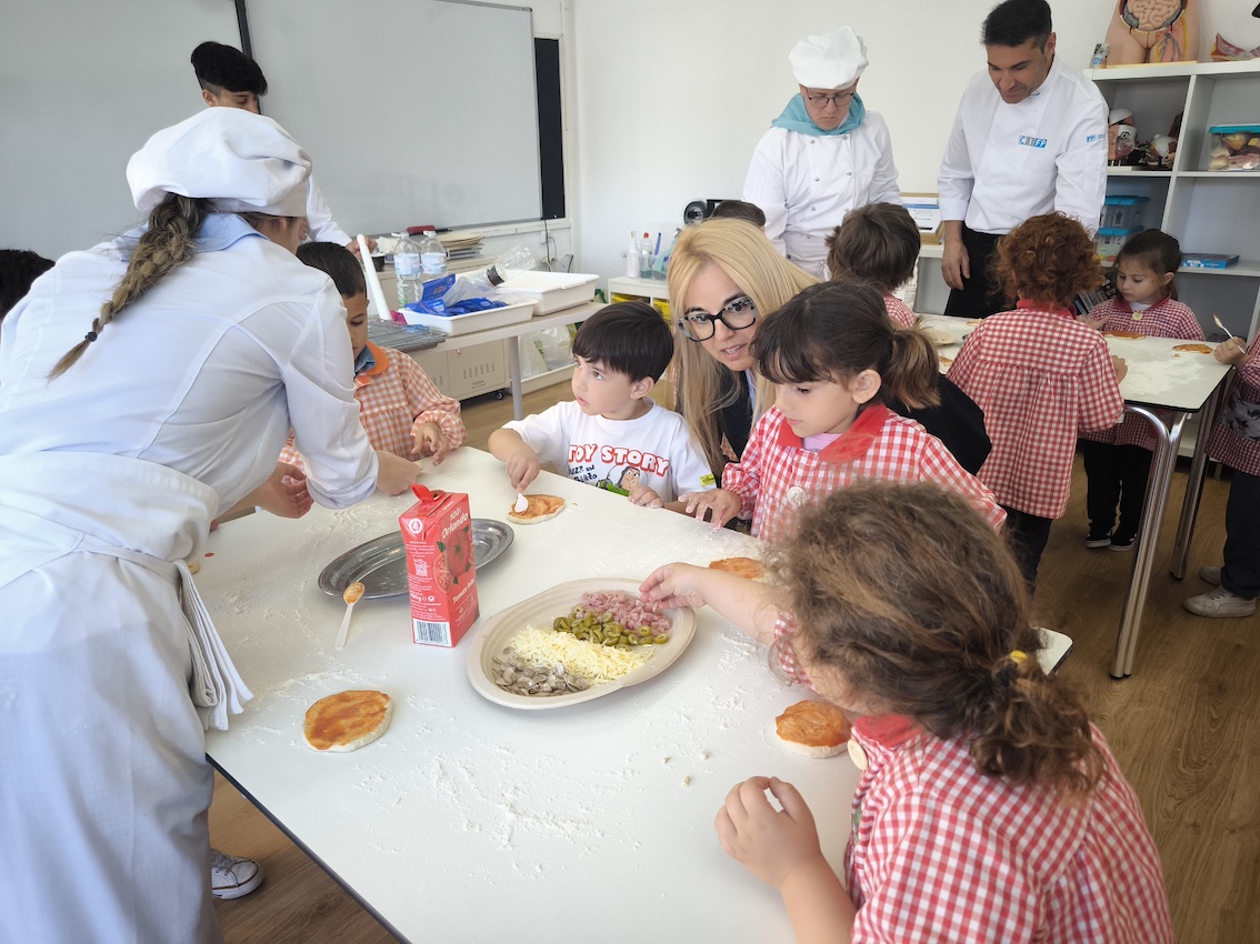 LOS ALUMNOS DEL FP DUAL DE COCINA Y RESTAURACIÓN MUESTRAN EN EL COLEGIO DE A FLORIDA SUS DOTES CULINARIOS