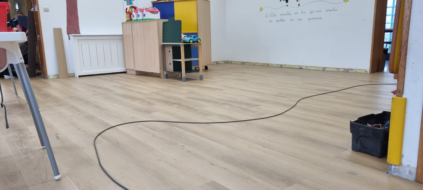 EL CONCELLO RENUEVA EL SUELO VINÍLICO EN TODAS LAS AULAS DE LA ESCUELA INFANTIL DE O TOMBO