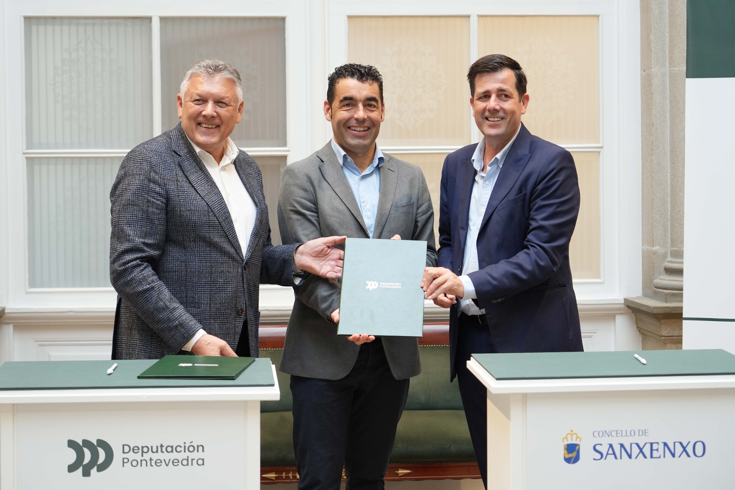 LUIS LÓPEZ FIRMA CON EL ALCALDE DE SANXENXO, TELMO MARTÍN, EL CONVENIO POR EL QUE LA DIPUTACIÓN APORTA 900.000 € PARA LA REFORMA DEL MULTIUSOS DE PORTONOVO